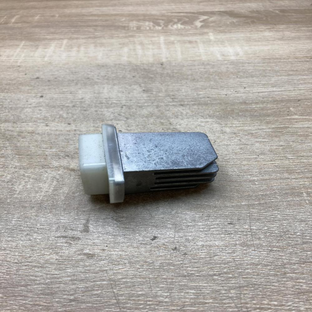 70T033L23   Heater blower motor/fan resistor Nissan PickUp
