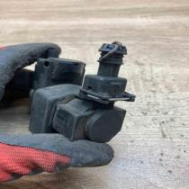 8200412085   Turbo solenoid valve Renault Laguna II