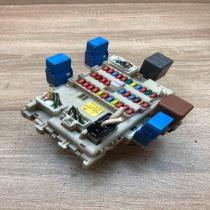24350 AV700 0714041  Fuse module Nissan Primera