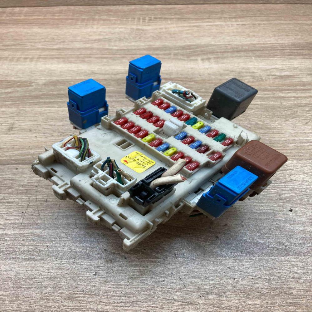 24350 AV700 0714041  Fuse module Nissan Primera