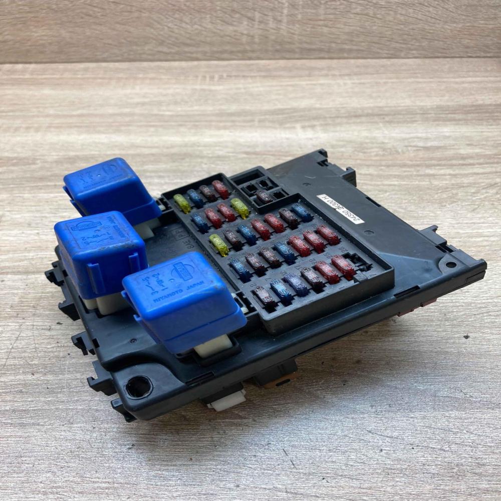 24350 2N300H 0689 2N39D06  Fuse module Nissan Almera