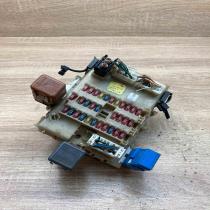 24350 AV700 0425021  Fuse module Nissan Primera