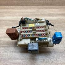 24350 AV700 0425021  Fuse module Nissan Primera
