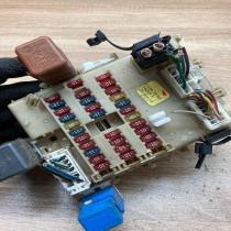 24350 AV700 0425021  Fuse module Nissan Primera