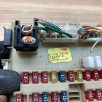 24350 AV700 0425021  Fuse module Nissan Primera