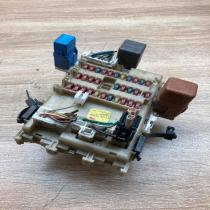 24350 AV700 0425021  Fuse module Nissan Primera