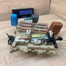 24350 AV700 0425021  Fuse module Nissan Primera