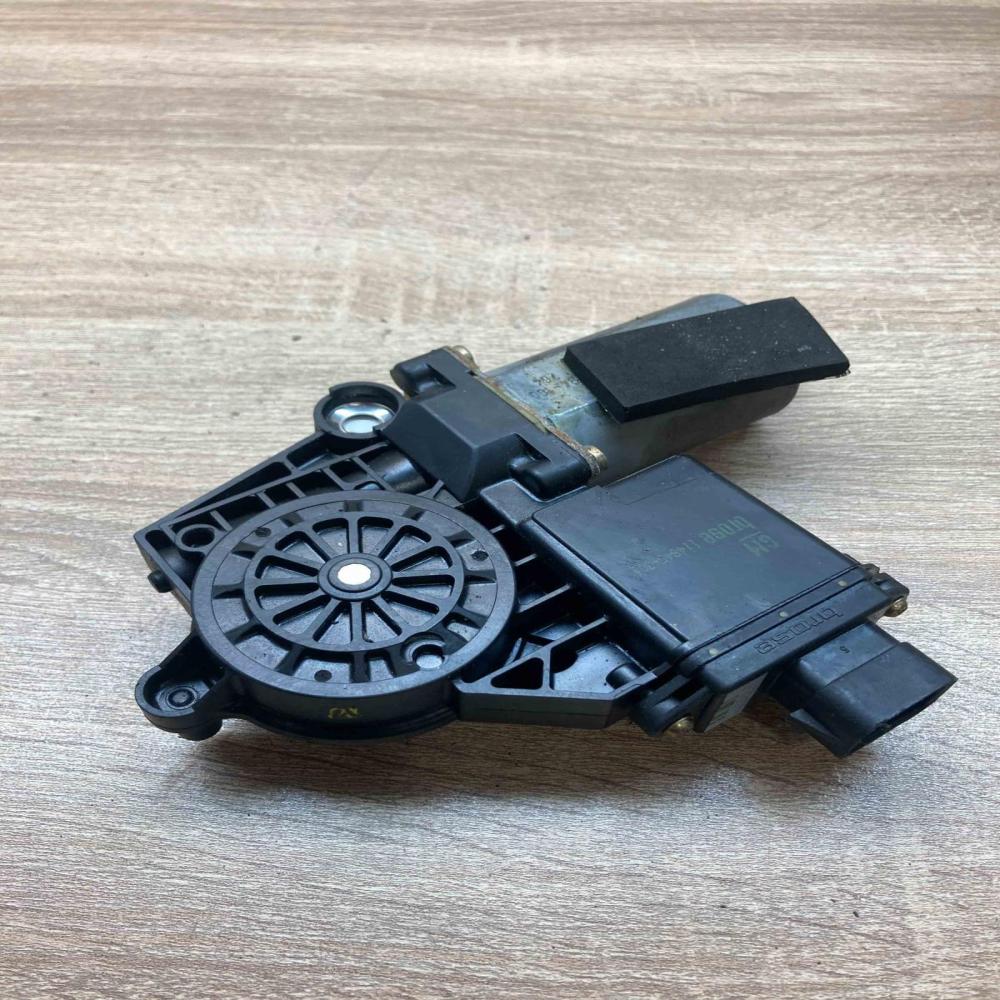 105682104 0130821652 Left side Rear door window regulator motor Mitsubishi Caris