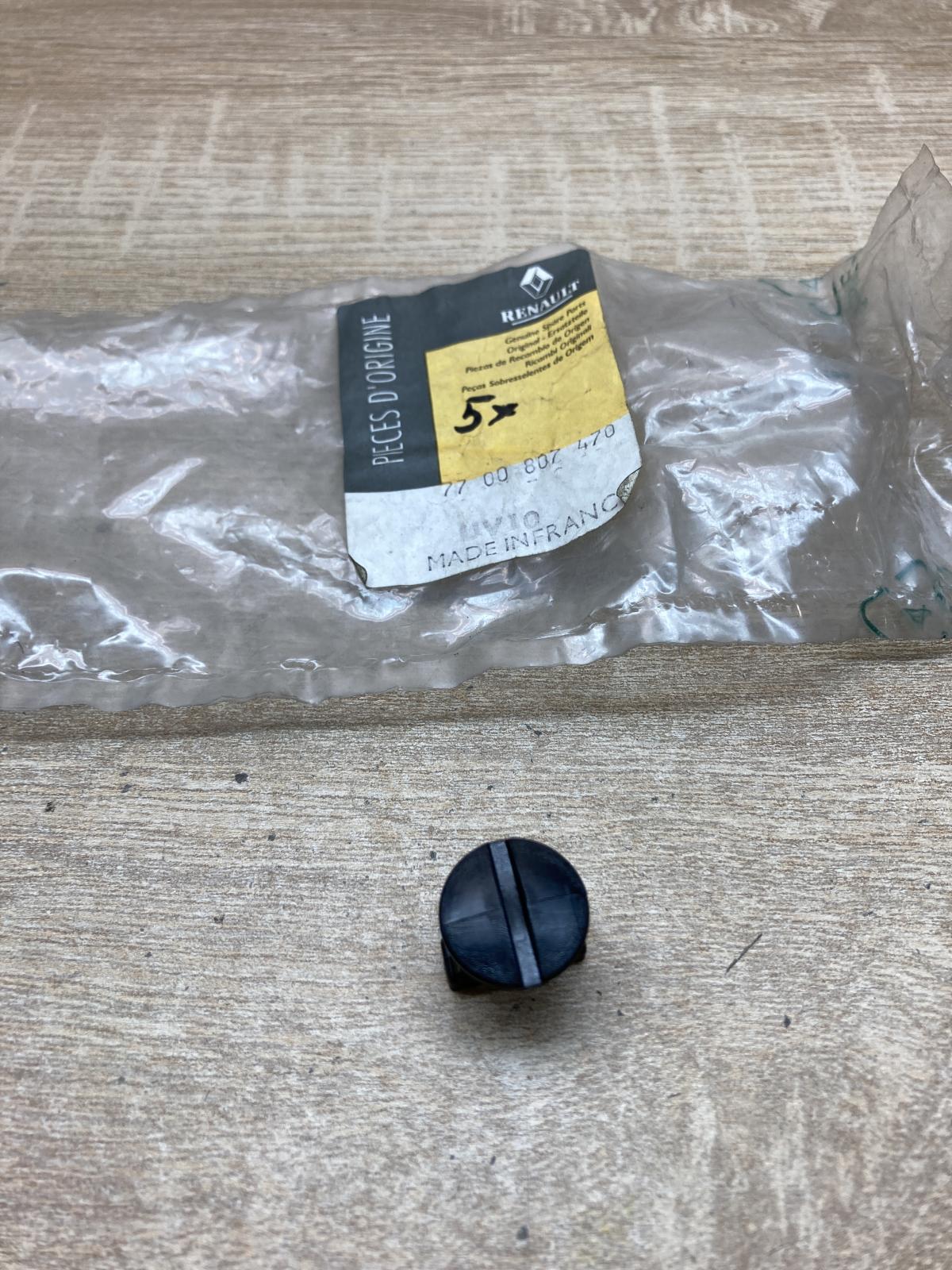 7700807470   Fuse box cover Renault 19