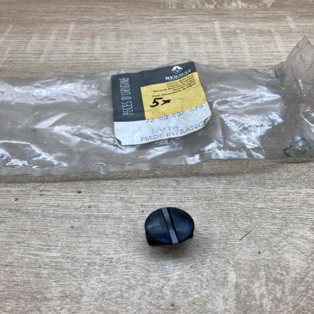 7700807470   Fuse box cover Renault 19