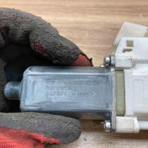 A1669060201 0130822754 Used Front door window regulator motor Mercedes-Benz ML W