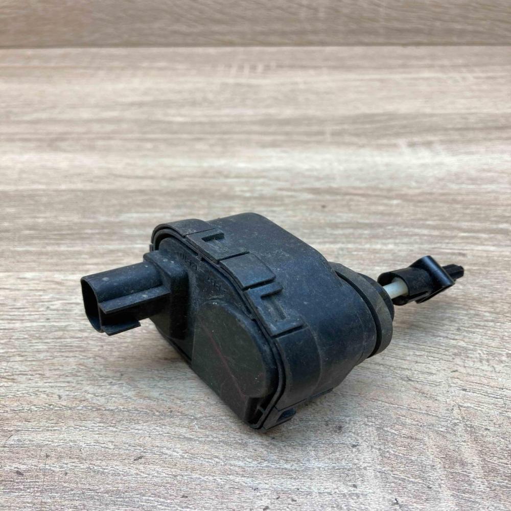 0307852335   Headlight level adjustment motor Opel Vectra C