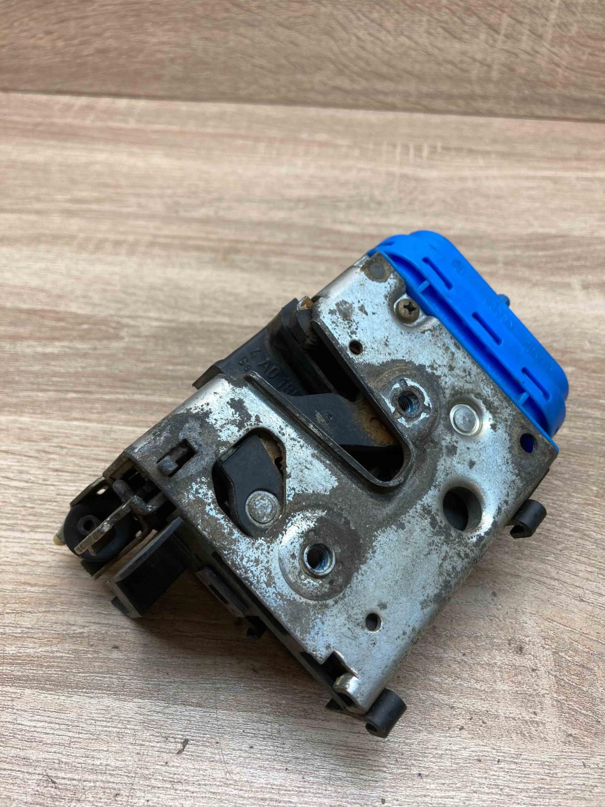 4A0839016H   Rear door lock Audi A4 S4 B5 8D