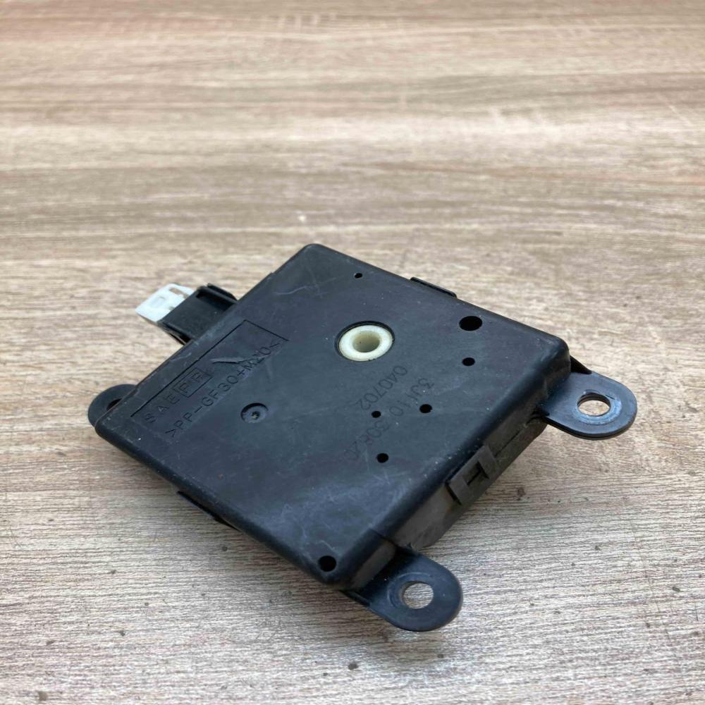 3J110 30820 040702  Air flap motor/actuator Nissan X-Trail T30