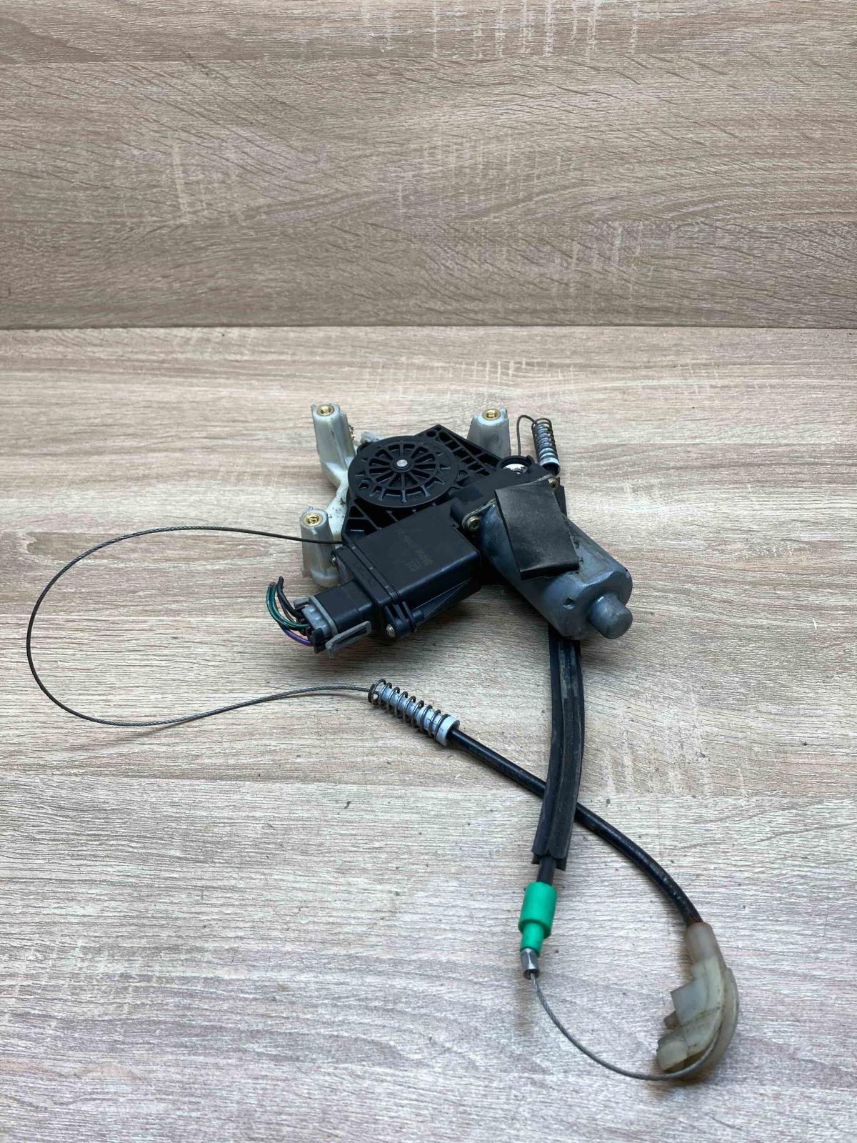 105682 104 113686 301 With Plug Rear door window regulator motor Mitsubishi Cari