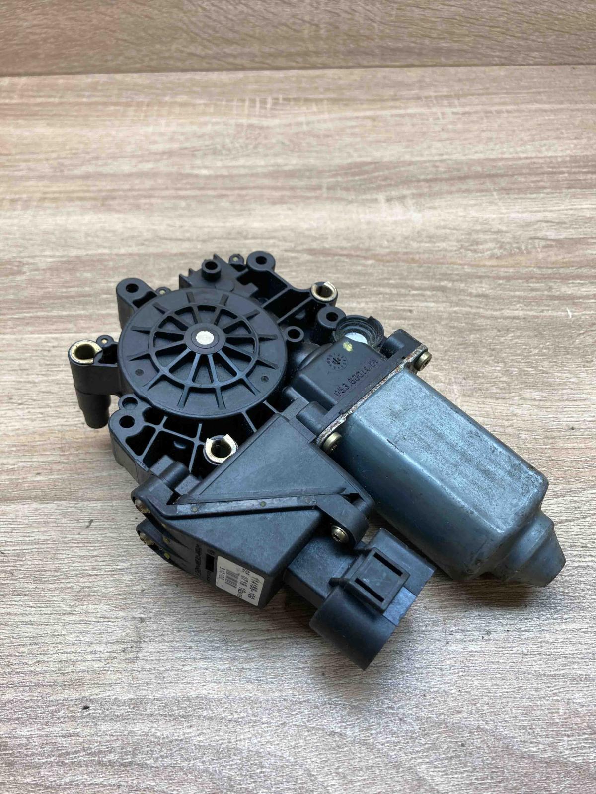 114188 100 05071910  Front door window regulator motor Audi A4 S4 B5 8D
