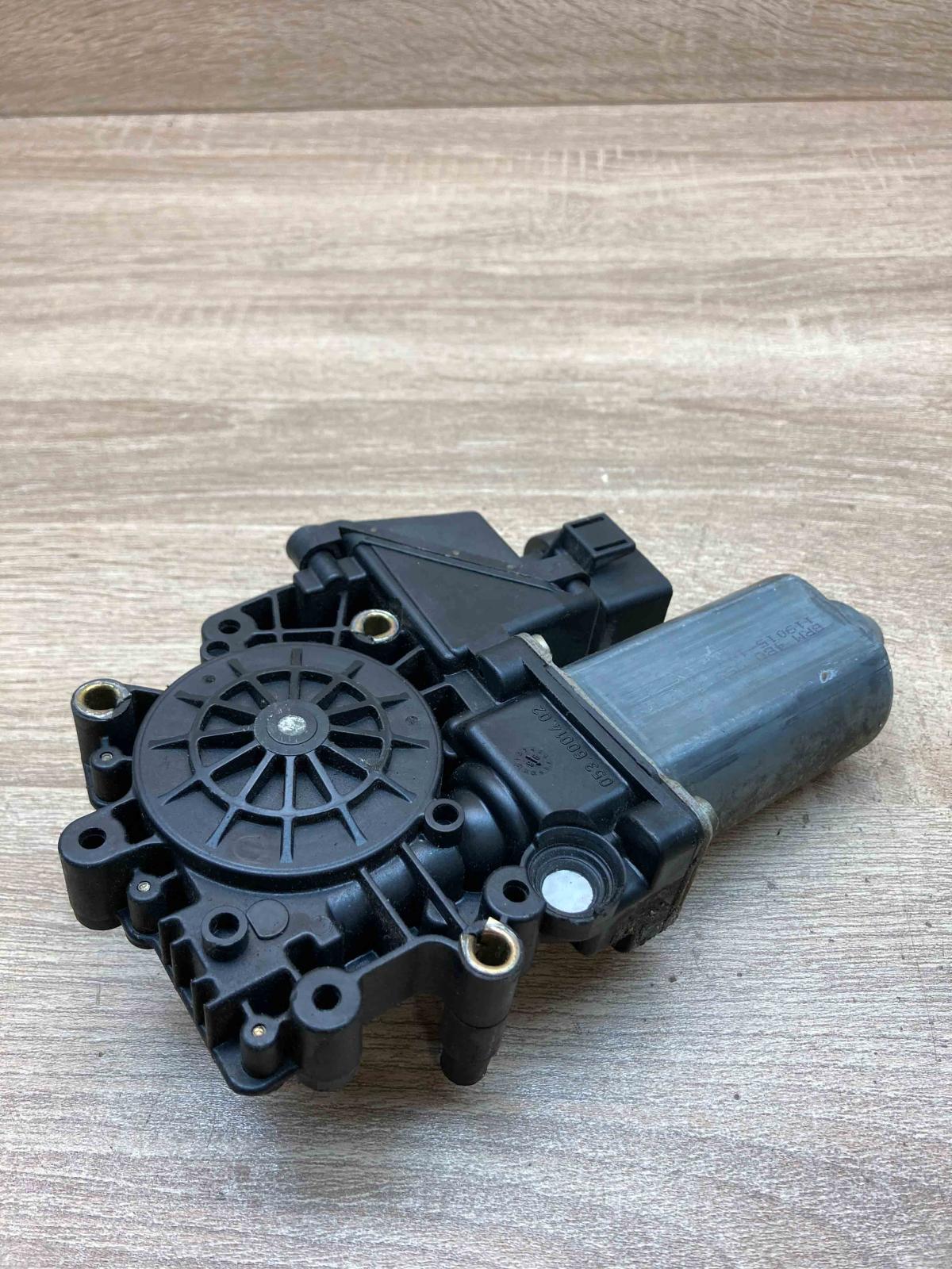 119024 114 05071941  Front door window regulator motor Audi A6 S6 C5 4B