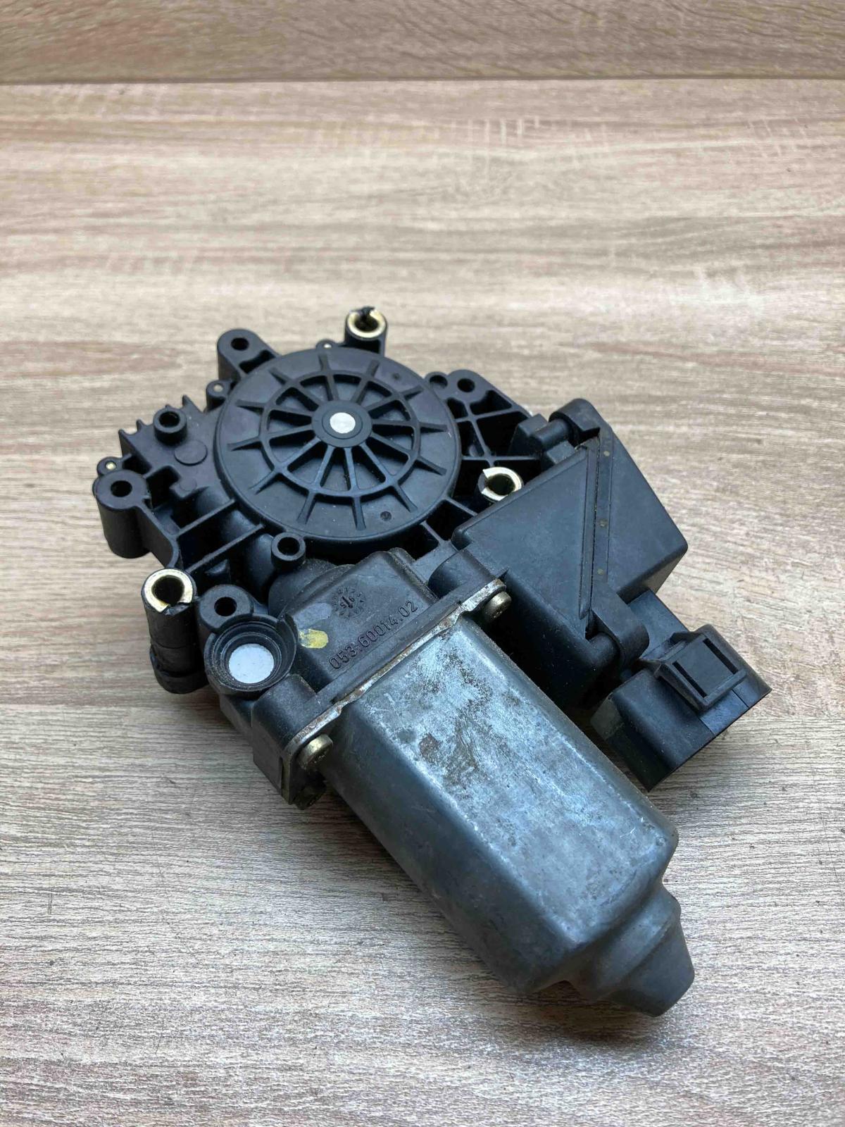 05071910 114188 100  Front door window regulator motor Audi A4 S4 B5 8D