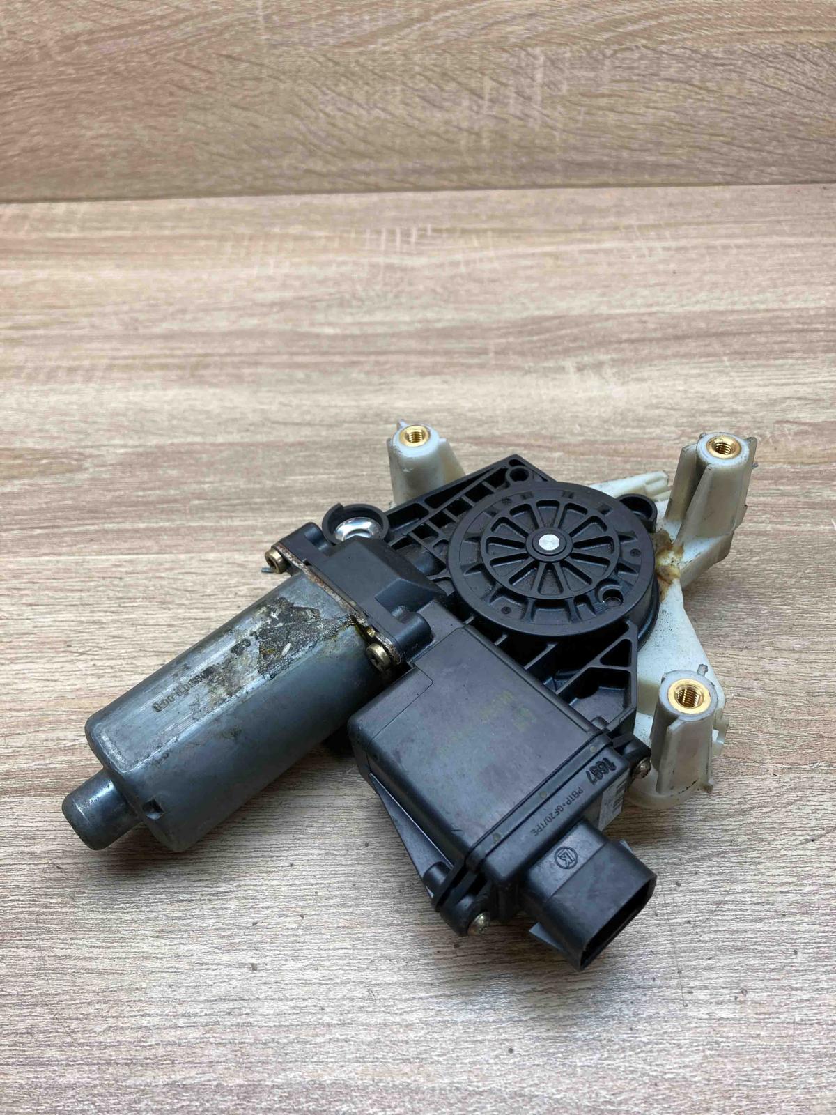 105683 104 114846 301  Rear door window regulator motor Mitsubishi Carisma