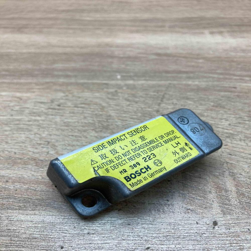 MR309223 0285002001  Airbag deployment crash/impact sensor Mitsubishi Carisma
