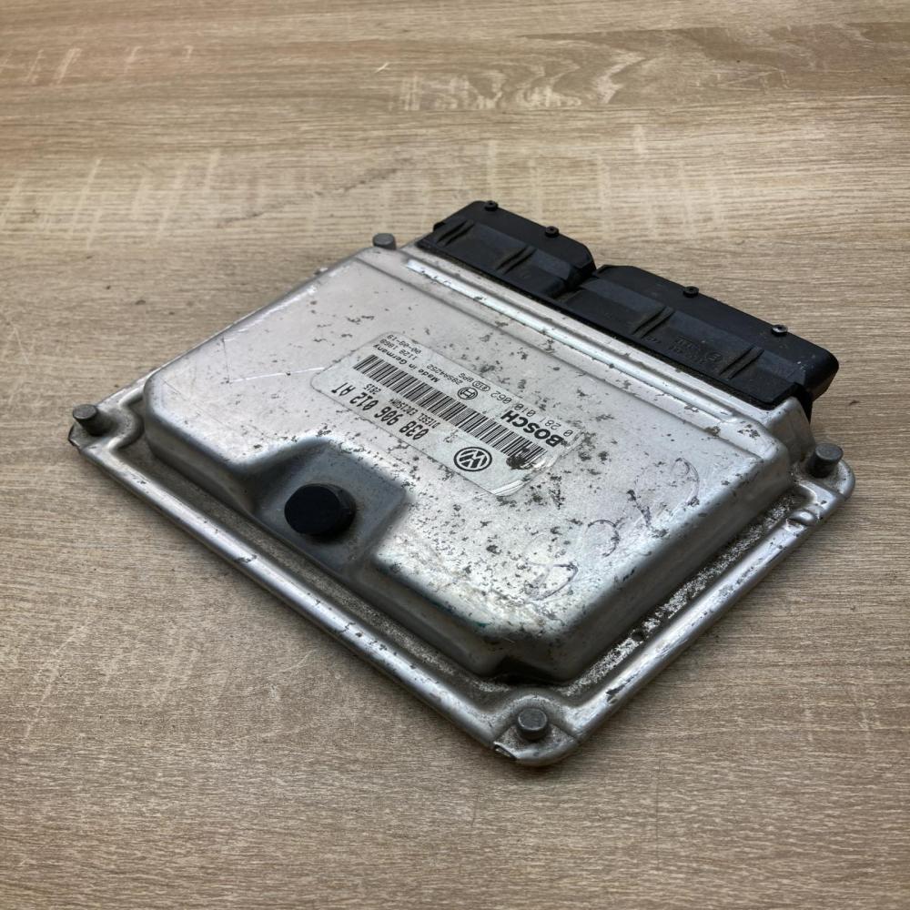 038906012AT 0281010062  Engine control unit/module ECU Seat Toledo II (1M)