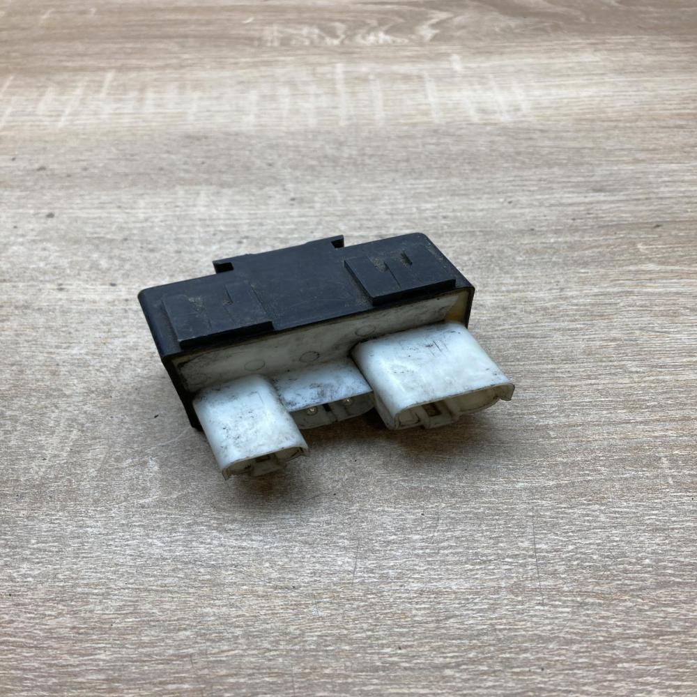 1398845 899962000  Coolant fan relay Volvo 850