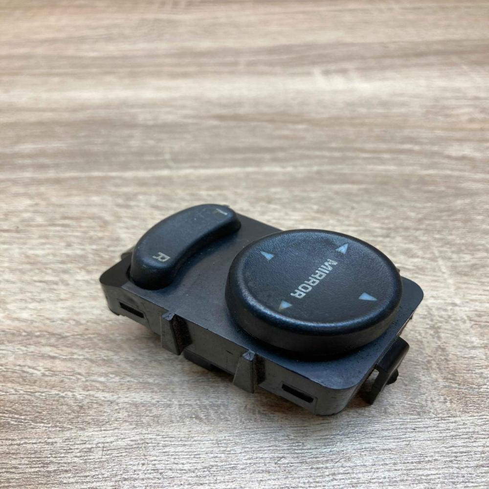 4685317 39754D  Wing mirror switch Chrysler Voyager