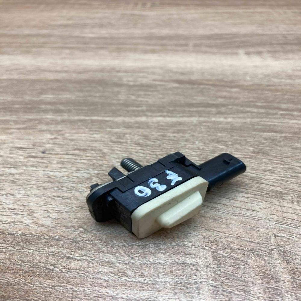 9217711   Airbag deployment crash/impact sensor BMW 3 F30 F35 F31
