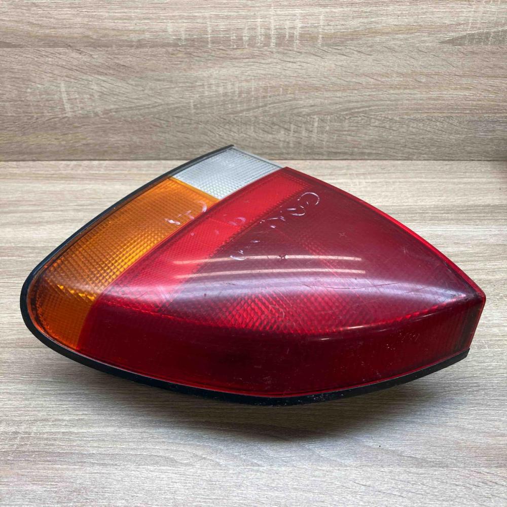 MB944544 29210202 Right Side Tailgate rear/tail lights Mitsubishi Carisma