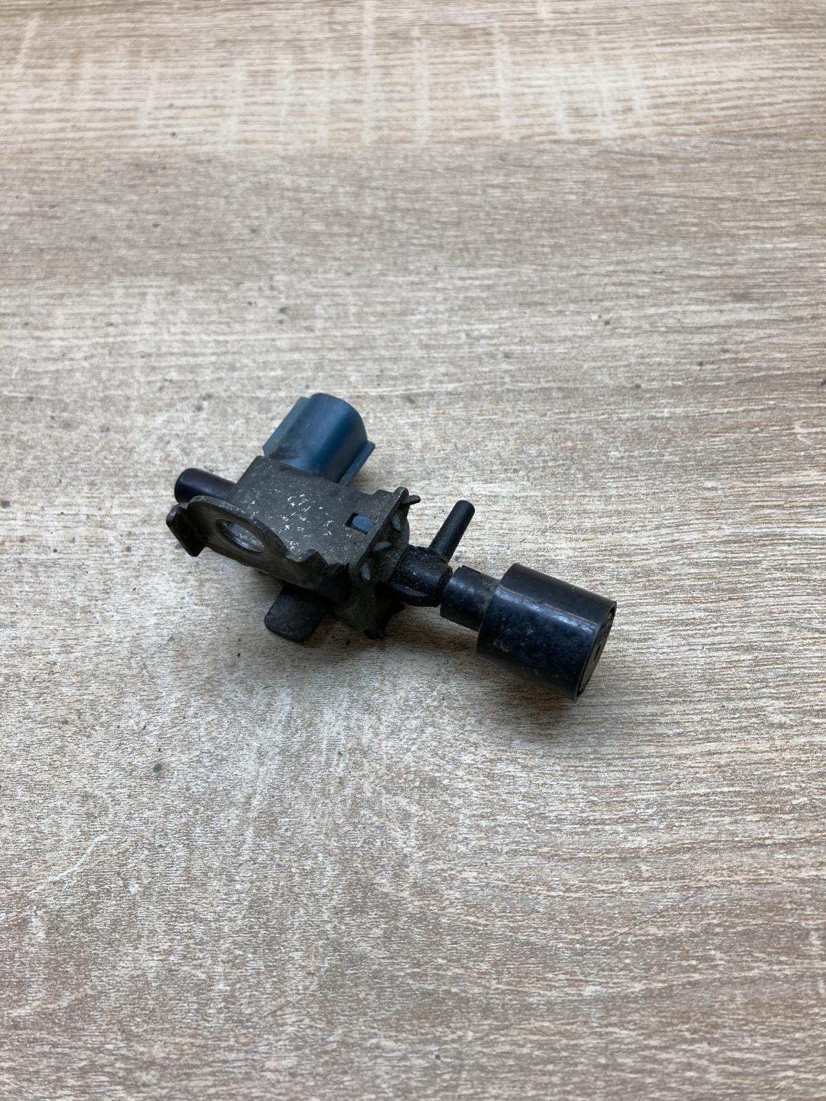 90910 12219   Vacuum valve Toyota Avensis T220