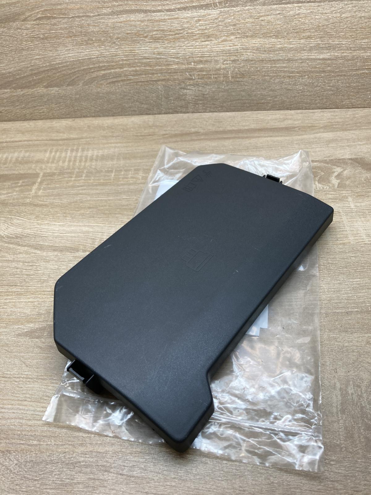 7C0882337   Fuse box cover Volkswagen Crafter