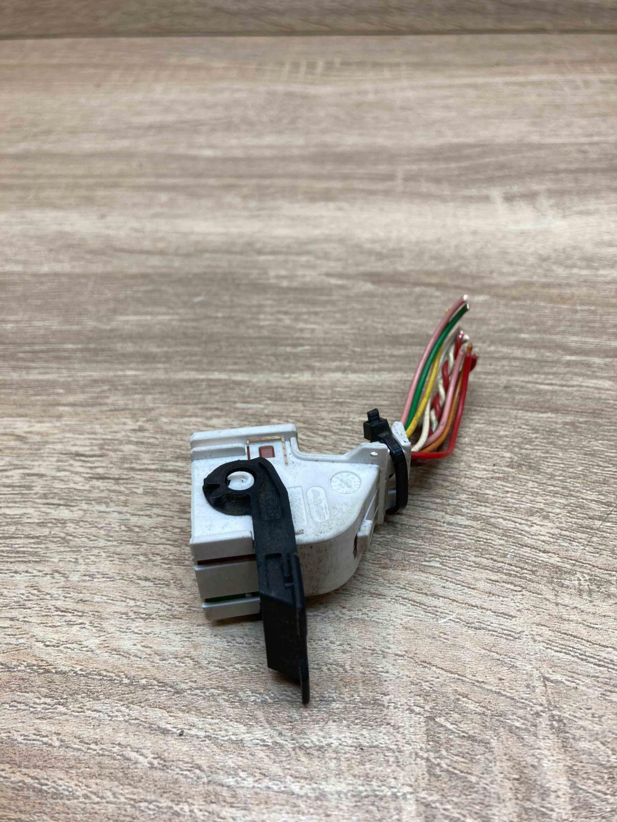 953122  White Plug wire Saab 9-5
