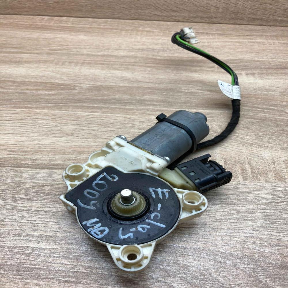 A2118203042 0130821971  Front door window regulator motor Mercedes-Benz E W211