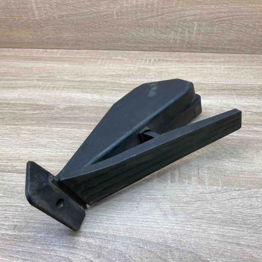 6770935 6PV009379 20  Accelerator throttle pedal BMW 1 E81 E87