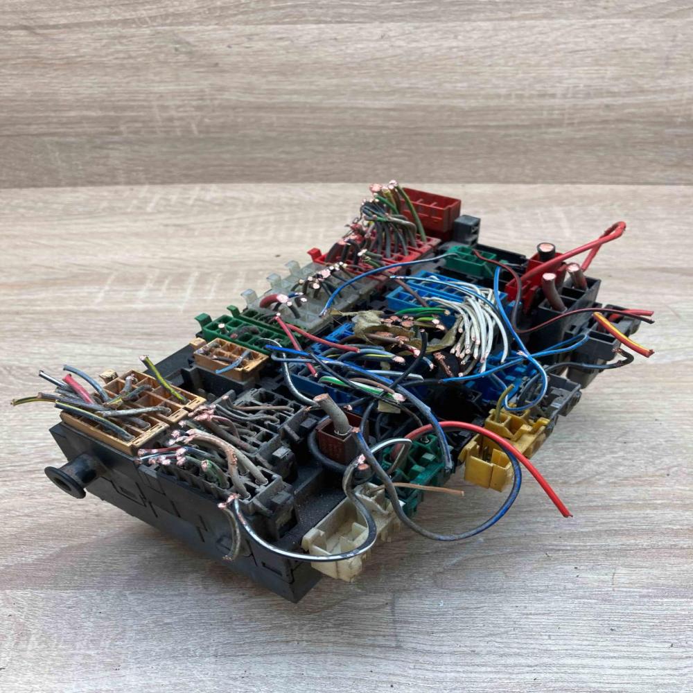 357937039 Main  Fuse module Volkswagen PASSAT B3