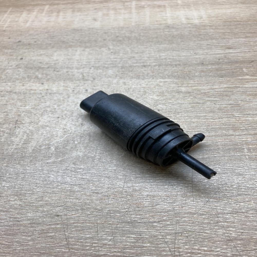 8377612   Windscreen/windshield washer pump BMW 5 E39
