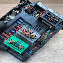 9643498780 22102004  Fuse module Peugeot 206