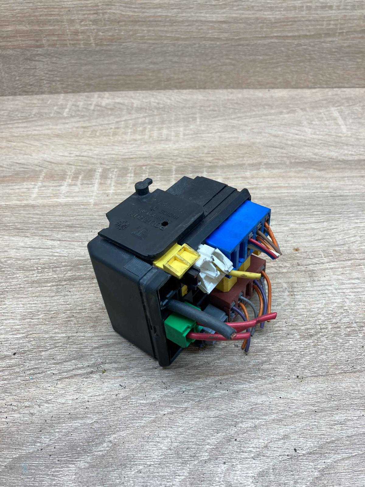 9608173180   Fuse module Peugeot 406