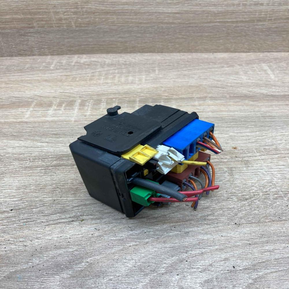 9608173180   Fuse module Peugeot 406