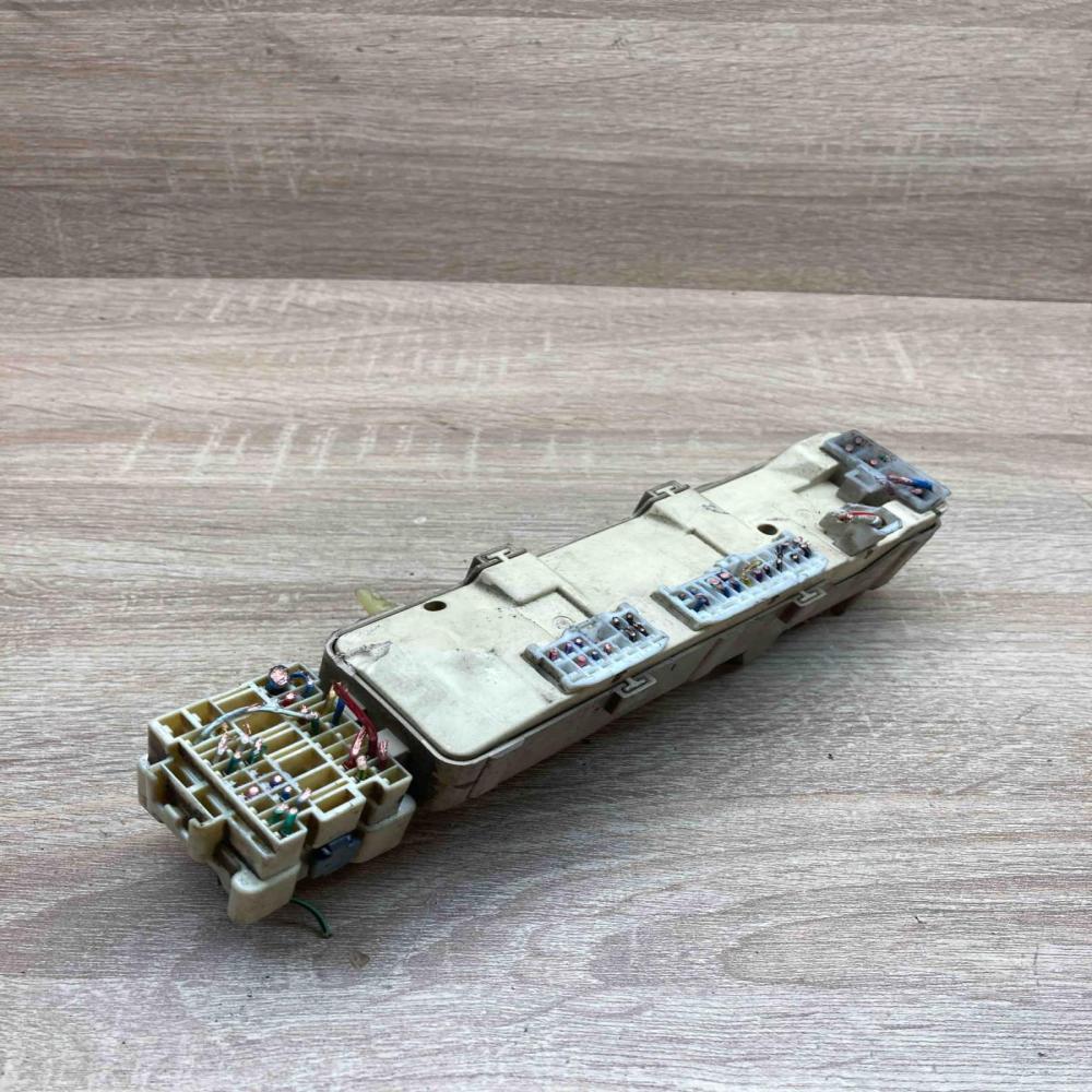 9L09 0014 4978  Fuse box set Toyota Avensis T250