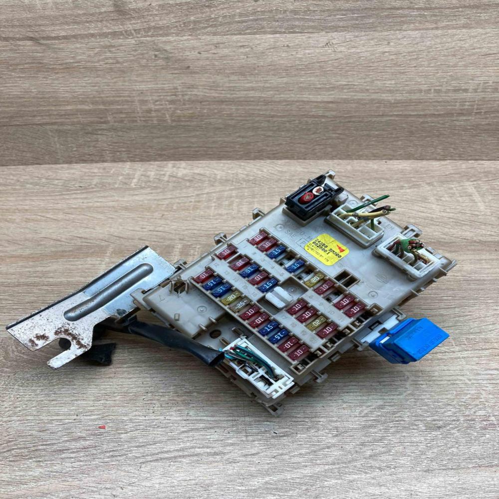 24350 5M300 0828001  Fuse module Nissan Almera N16