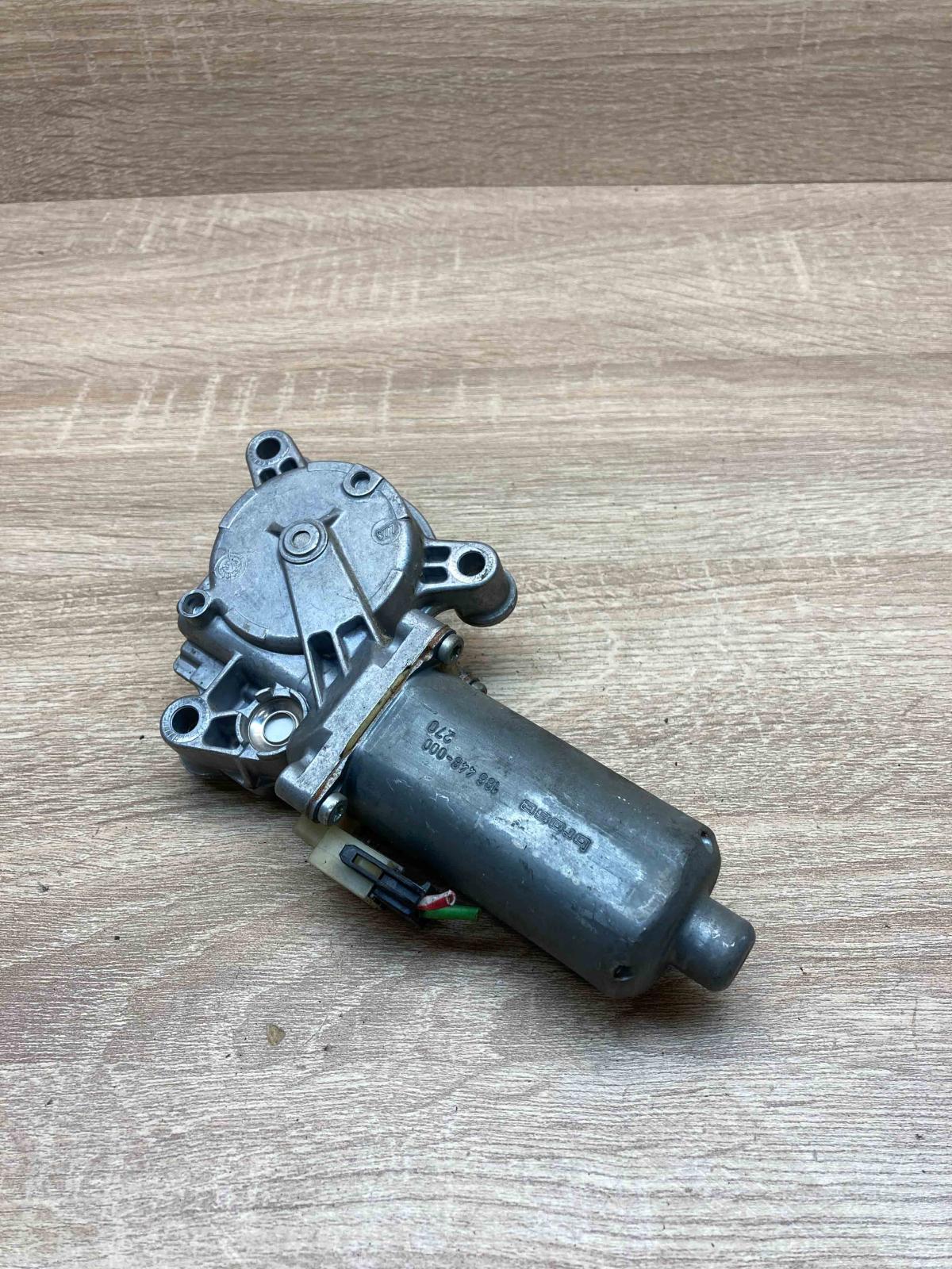 186448 000 0130821605  Front door window regulator motor Volvo 850