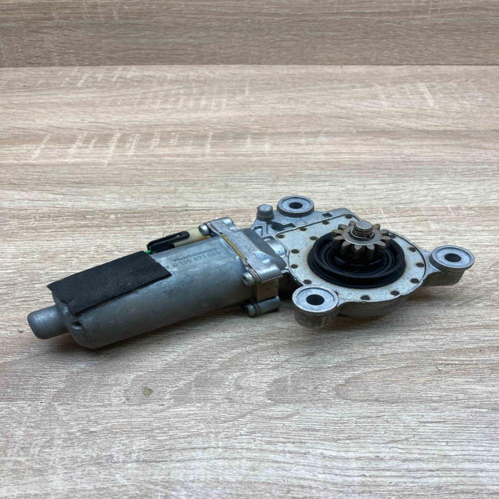 186447 000 0130821604  Front door window regulator motor Volvo 850