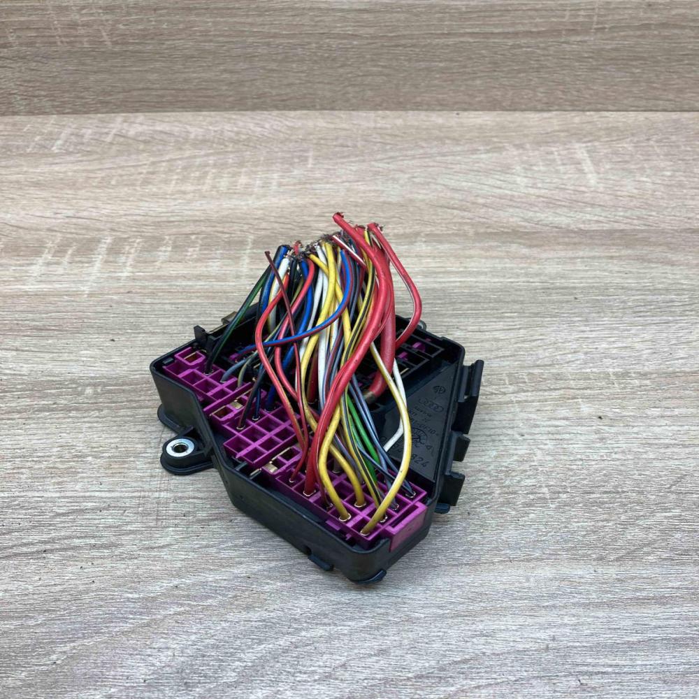 8D1941824   Fuse module Audi A4 S4 B5 8D