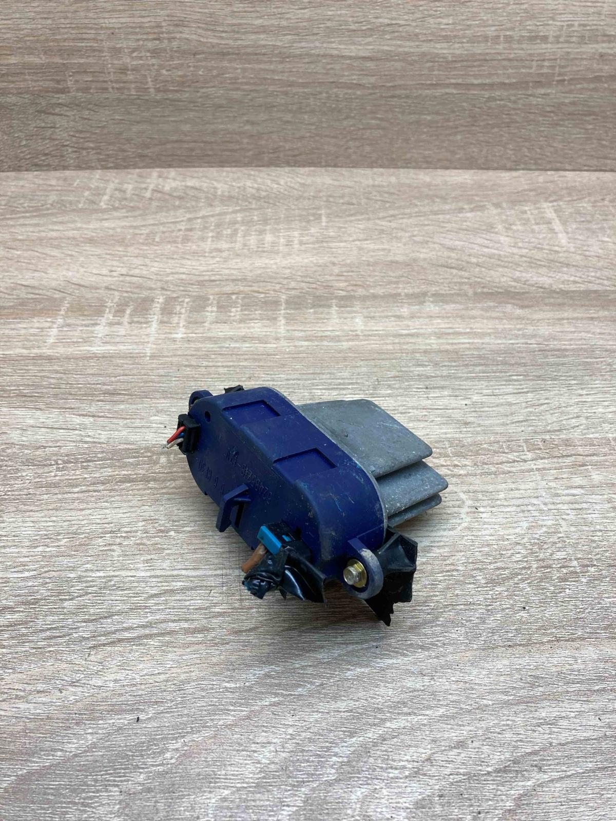 52485218 12V  Heater blower motor/fan resistor Volkswagen Golf IV