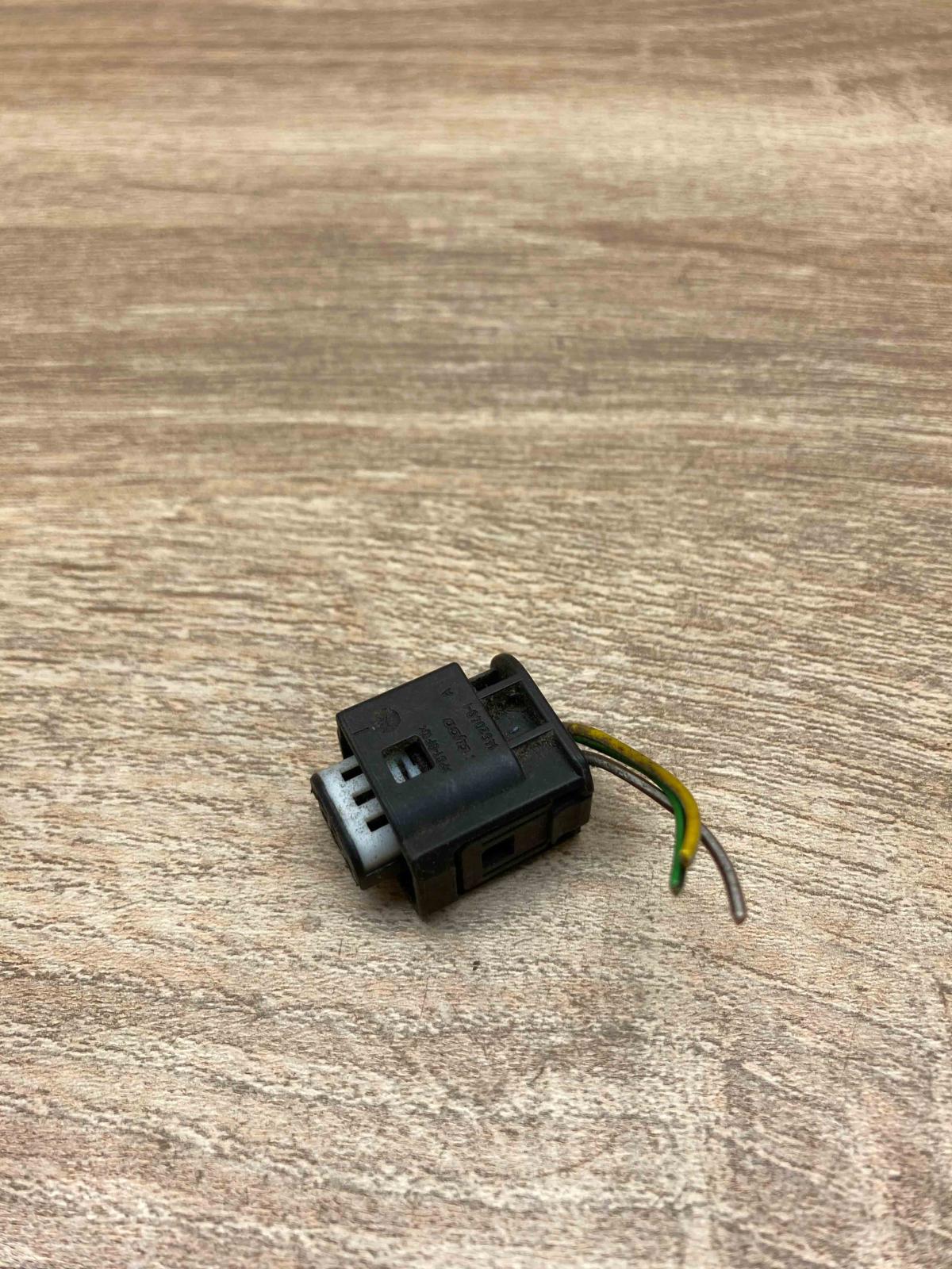 1452049 1  3PIN Black Plug wire BMW 1 E81 E87