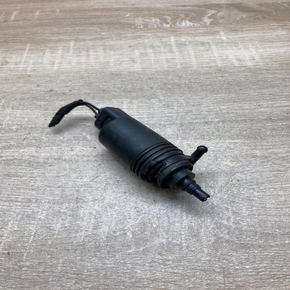 8377612   Windscreen/windshield washer pump BMW 5 E39