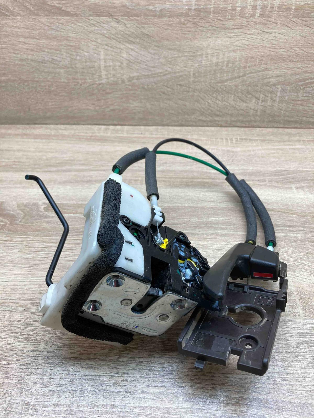 81410 B9020 83610 B9000  Rear door lock Hyundai i10