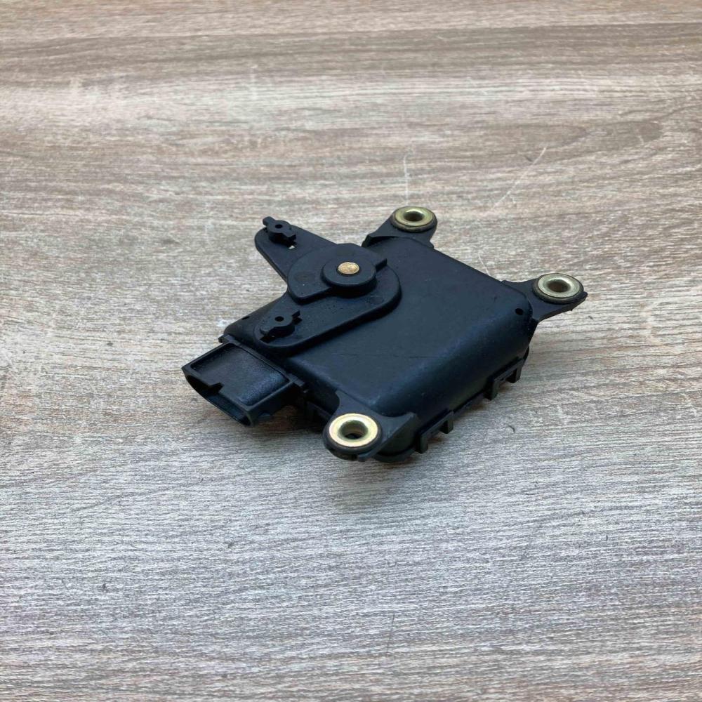 8D1820511B 0132801149  Air flap motor/actuator Volkswagen PASSAT B5.5