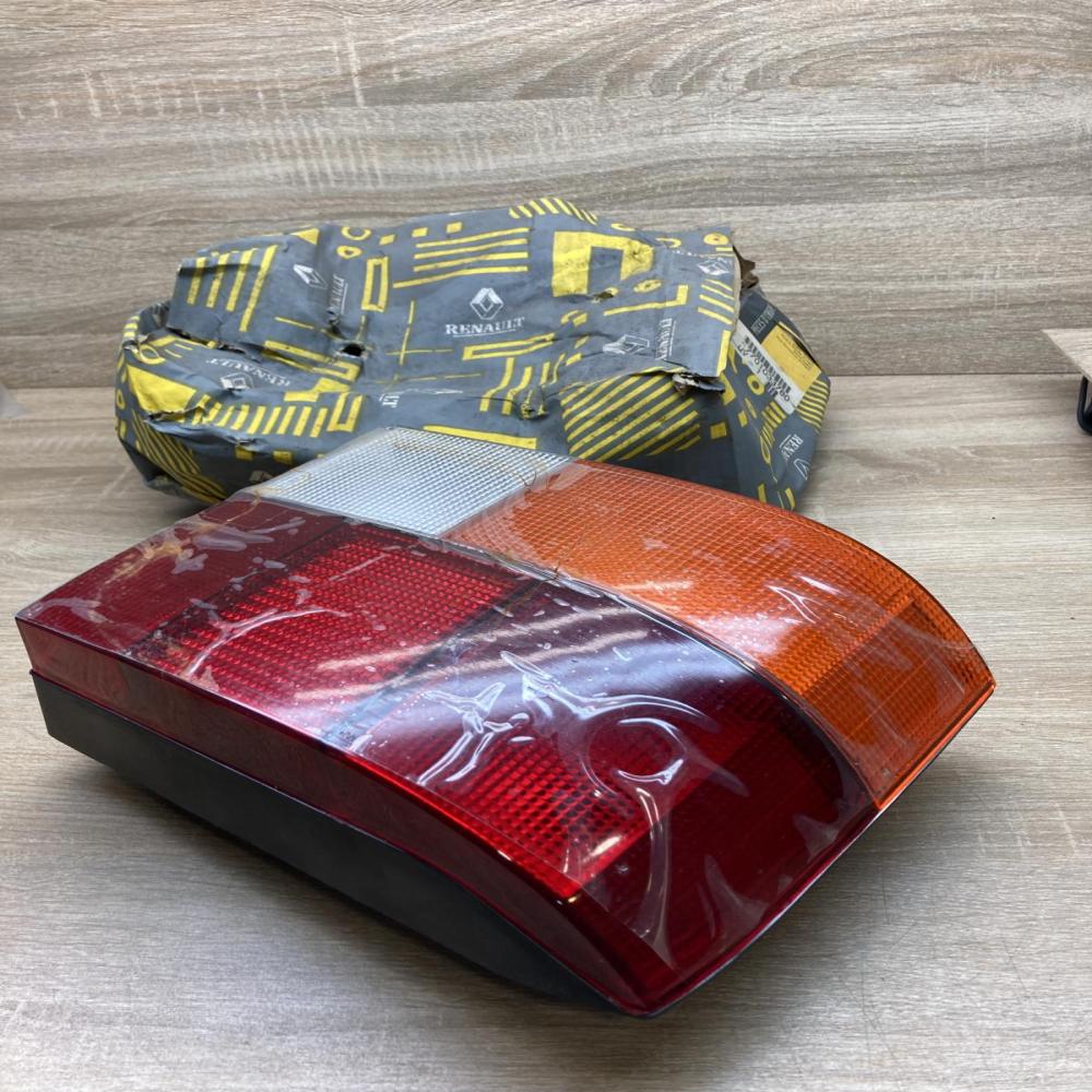 7701033780   Rear/tail lights Renault 19